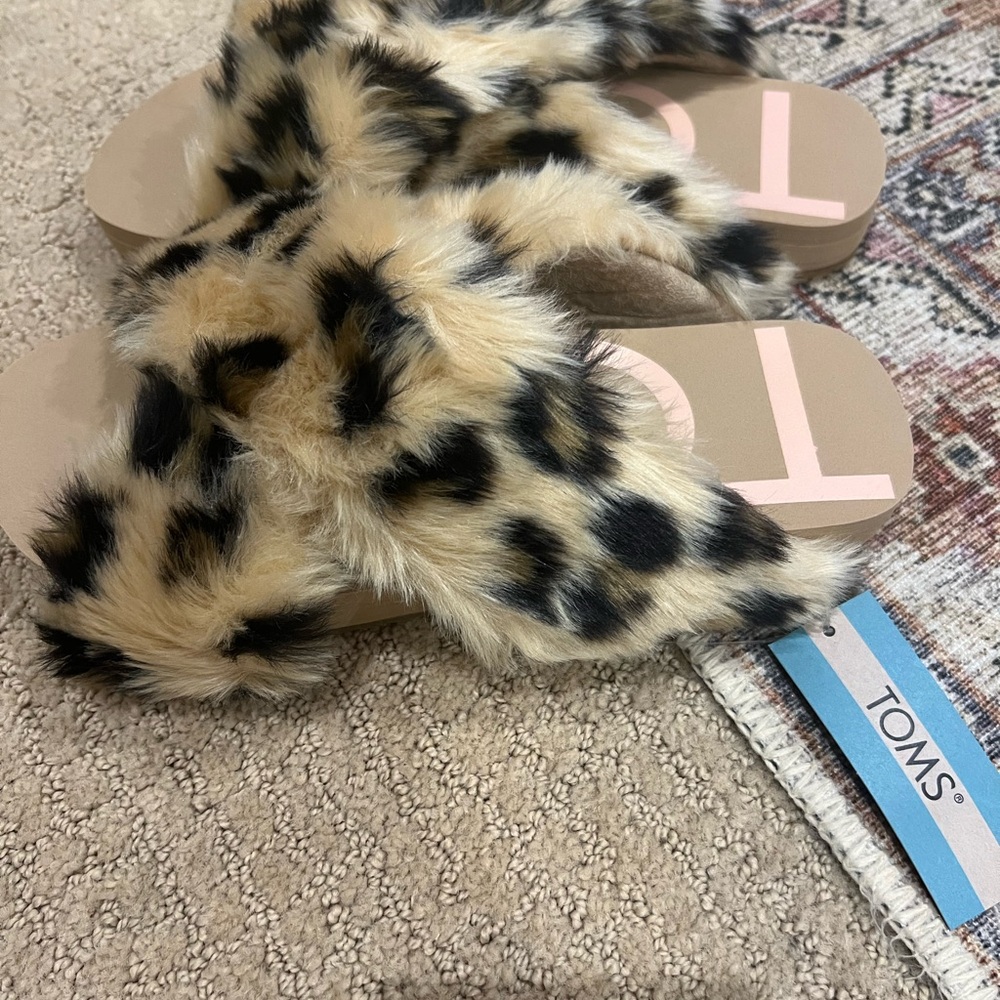 Toms Leopard Print Fuzzy Slippers